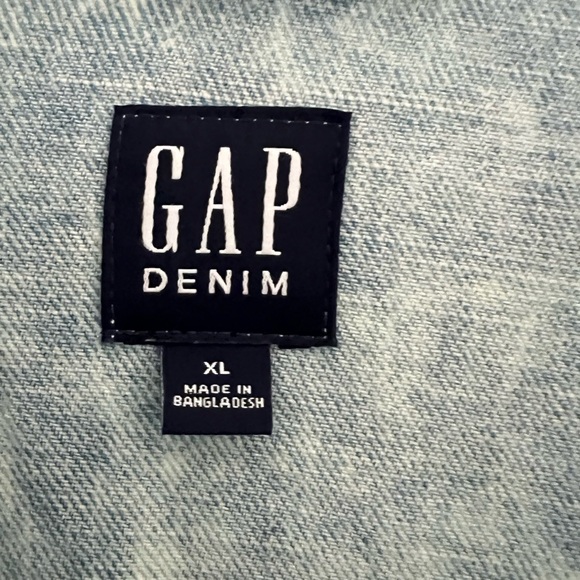 NWOT. Gap denim shirt jacket. - Picture 3 of 4